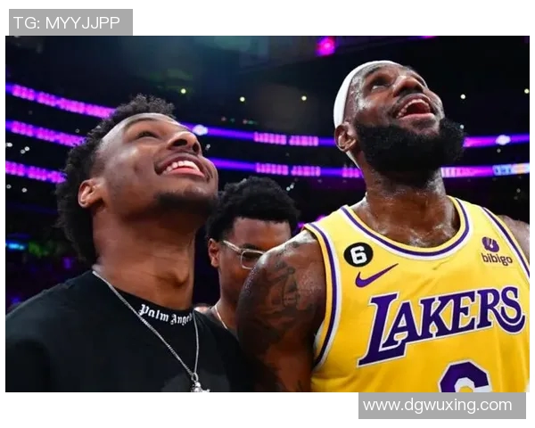 詹姆斯父子同台的历史时刻布朗尼正式宣布参加NBA选秀