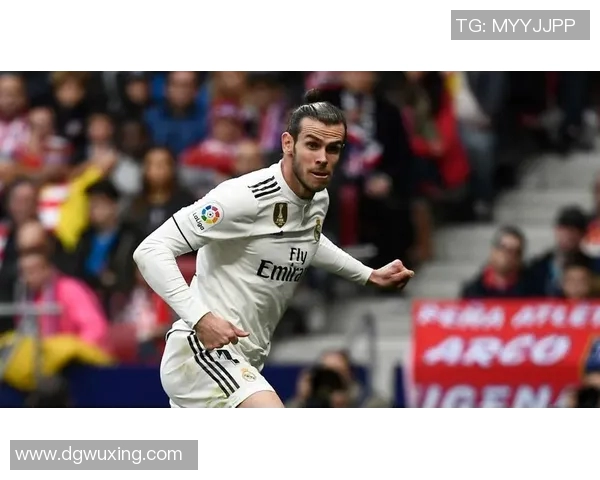 运动男孩与米竞技的较量谁能在赛场上笑到最后